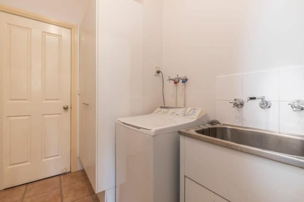 3 Bdrm 2 Bthrm House Close To Canberra Cbd & Anu Екстериор снимка