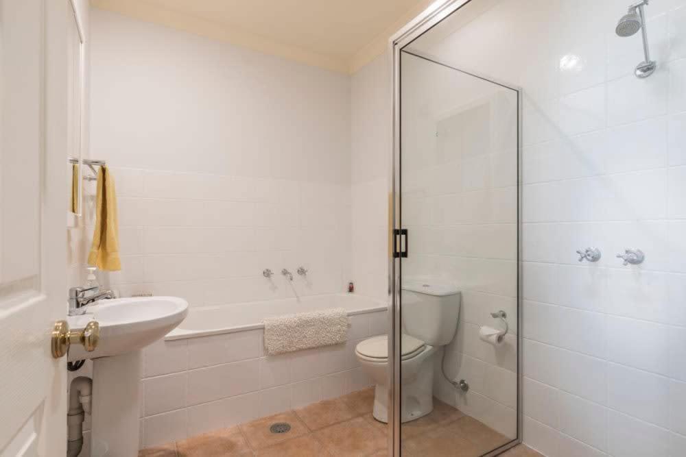 3 Bdrm 2 Bthrm House Close To Canberra Cbd & Anu Екстериор снимка